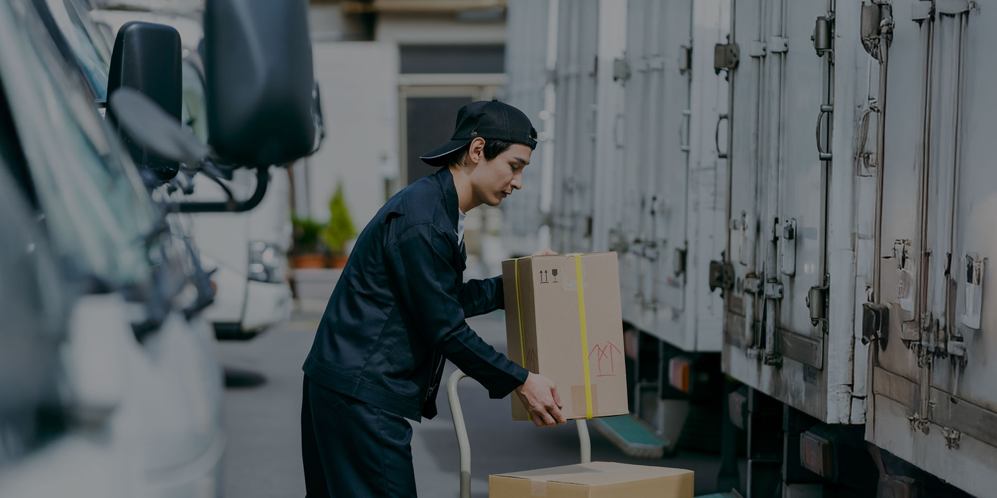 信頼を運ぶ 物流をつなぐ 株式会社心運輸  大型トラックドライバー募集中！